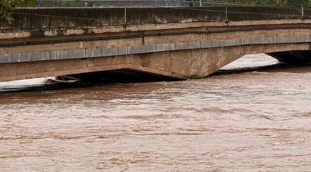 Após chuvas, nível do rio Taquari volta a subir e Coxim fica em alerta