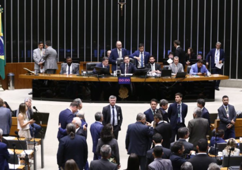 Câmara reduz imposto da indústria química e cria duas universidades