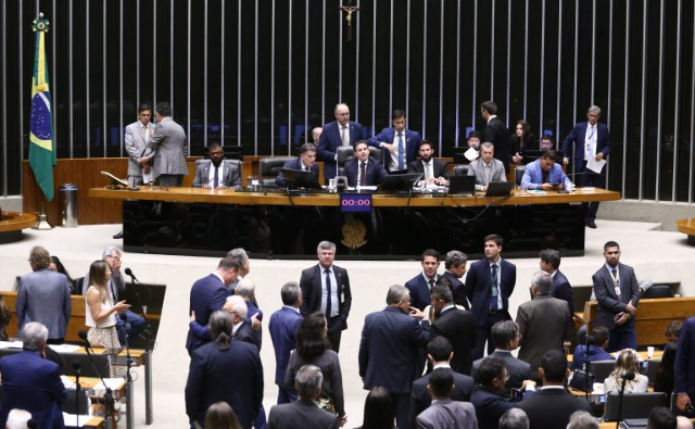 Câmara reduz imposto da indústria química e cria duas universidades