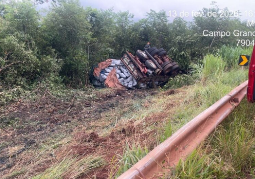 Motorista morre após caminhão tombar na MS-040