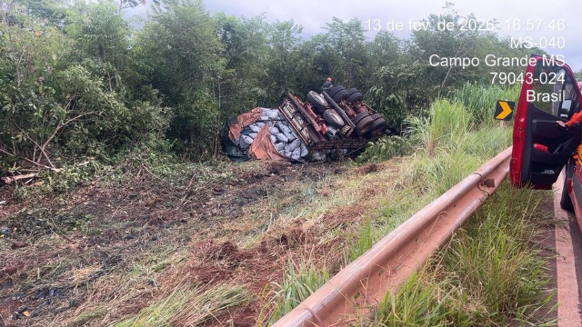 Motorista morre após caminhão tombar na MS-040