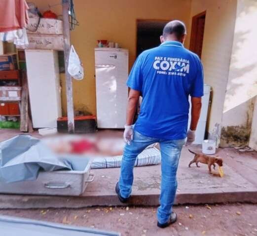 Idosa morre após ser esfaqueada enquanto dormia