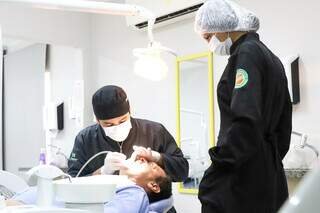 Areno seleciona pacientes para implantes dentários e aparelhos ortodônticos