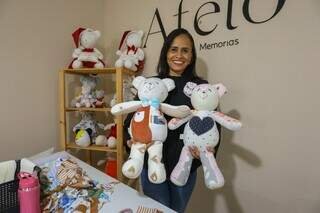 Mãe e filha fazem ursinhos e colchas com roupas antigas de bebê