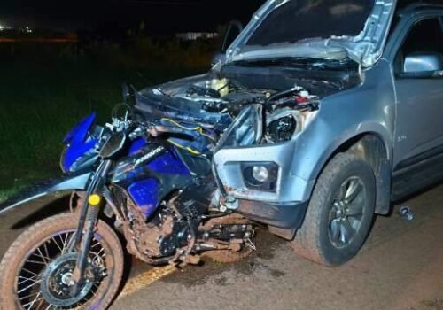Caminhonete atinge moto e deixa ferido grave na BR-163