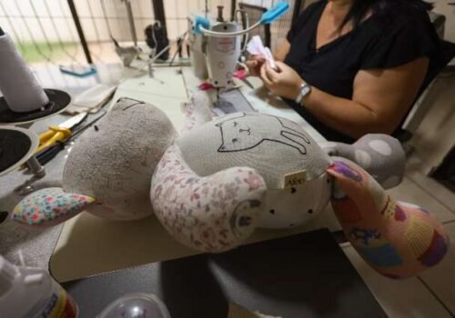 Mãe e filha fazem ursinhos e colchas com roupas antigas de bebê