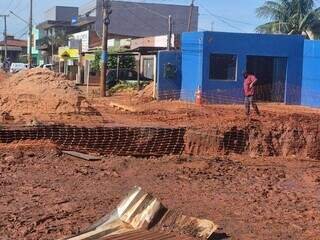 Moradores limpam barro acumulado depois da chuva forte Moradores limpam barro acumulado depois da chuva forte