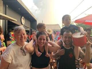 Adulto até "arrega", mas criançada mostra como curtir o Carnaval raiz