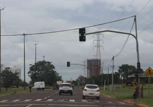 Motoristas precisam ter atenção com semáforos desligados na Av. João Arinos