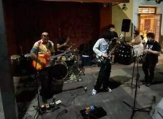 No último dia de folia, a 14 de Julho também virou território do rock