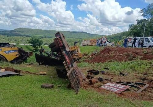 Caminhão com colheitadeira tomba às margens de rodovia após falha nos freios