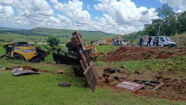 Caminhão com colheitadeira tomba às margens de rodovia após falha nos freios