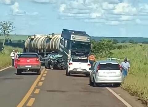 Colisão frontal entre Onix e carreta mata motorista na MS-040