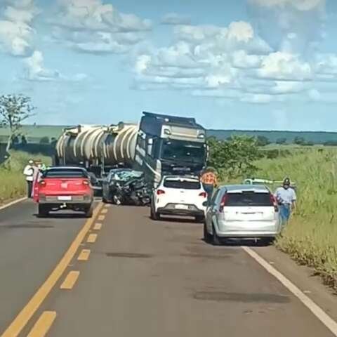 Colisão frontal entre Onix e carreta mata motorista na MS-040