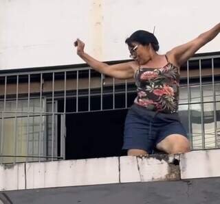 Mistério revelado: Rosimeire é musa que dança na laje sem medo