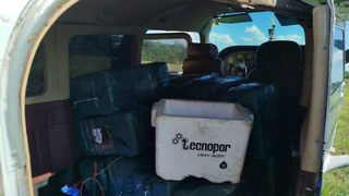 Aeronave carregada de entorpecentes pousa em fazenda na fronteira Aeronave carregada de entorpecentes pousa em fazenda na fronteira