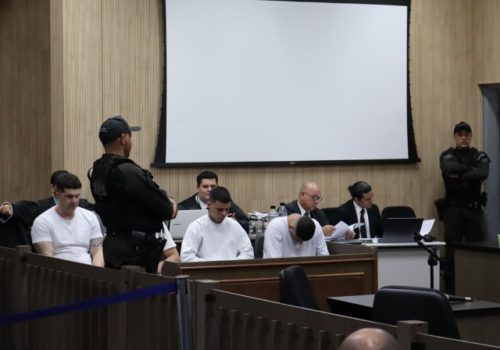 Réu por matar adolescentes tem júri adiado por falta de advogado