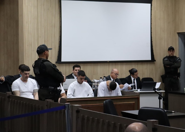 Réu por matar adolescentes tem júri adiado por falta de advogado