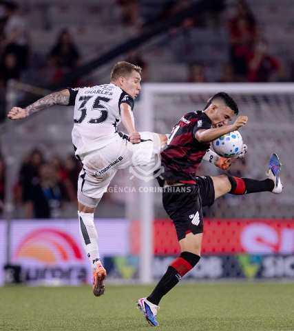 Athletico perde pênalti e Corinthians aproveita para vencer e subir na tabela