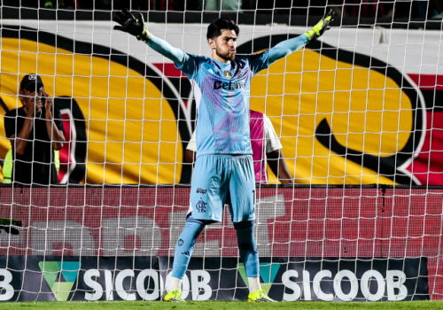 Flamengo marca no 1º tempo, segura pressão e bate Vitória no Barradão