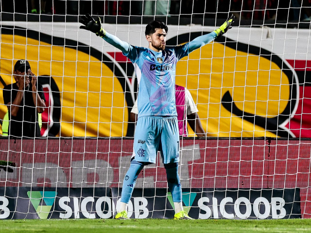 Flamengo marca no 1º tempo, segura pressão e bate Vitória no Barradão