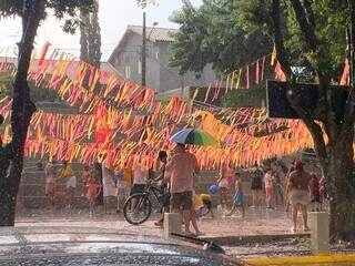 Adulto até "arrega", mas criançada mostra como curtir o Carnaval raiz