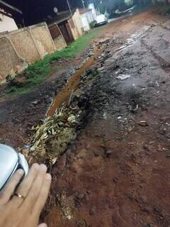 Carro fica preso em cratera durante corrida de aplicativo e ocupantes ficam a pé