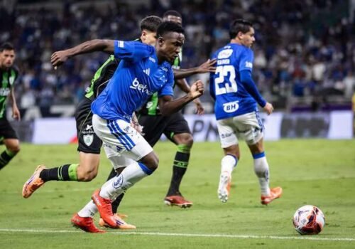 Kaio Jorge decide, Cruzeiro vence o América e assume a ponta do grupo