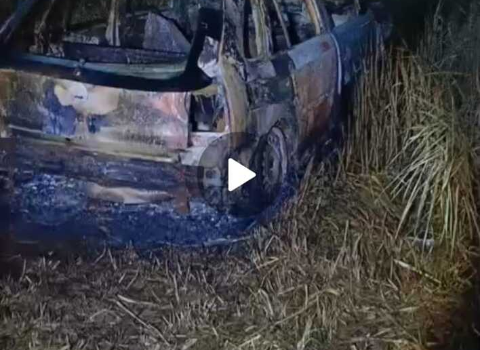 Veículo é encontrado queimado em loteamento na região do Tiradentes