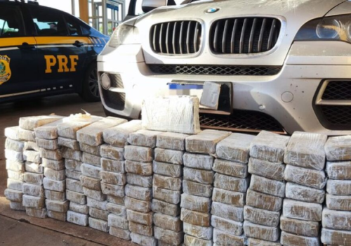 BMW é flagrada com 130 quilos de cocaína durante fiscalização