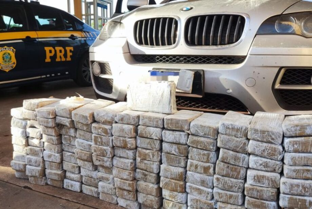 BMW é flagrada com 130 quilos de cocaína durante fiscalização