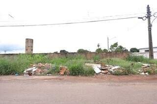 Imóvel abandonado vira foco de insetos e acúmulo de lixo Imóvel abandonado vira foco de insetos e acúmulo de lixo