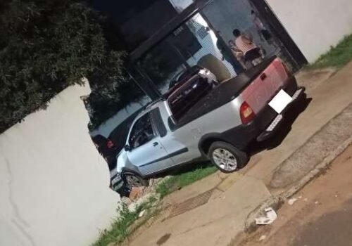 Motorista perde controle da direção e derruba muro de condomínio