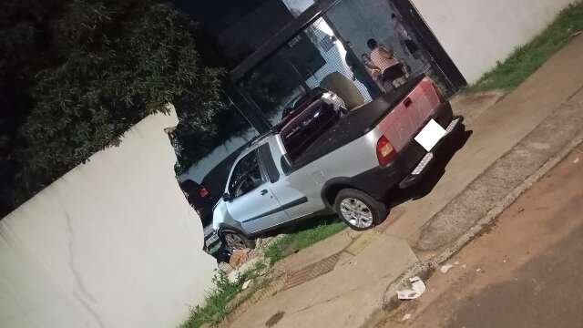 Motorista perde controle da direção e derruba muro de condomínio
