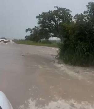 Com rodovia e 5 pontes inundadas, Rio Negro vai decretar situação de emergência