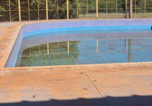 Piscina suja, escuridão e depredação afastam frequentadores de parque e ginásio