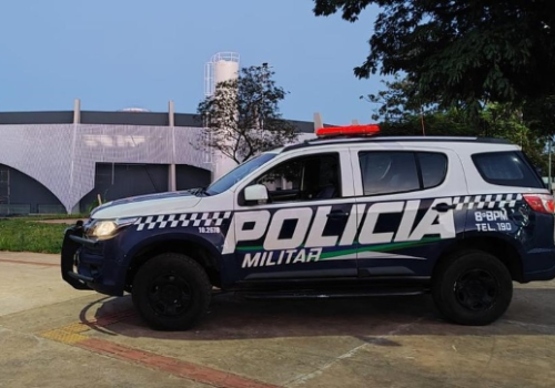 Mulher atira quatro vezes contra marido após discussão por mensagens