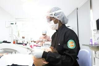 Areno seleciona pacientes para implantes dentários e aparelhos ortodônticos