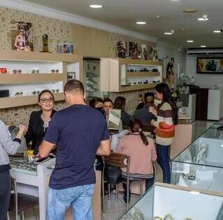 Há 3 décadas, ótica começou "embaixo da cama" e com conhecimento passado por tio