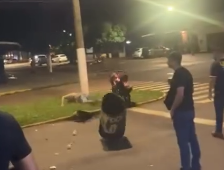 Segurança arremessa tambor de lixo contra motociclista; veja o vídeo
