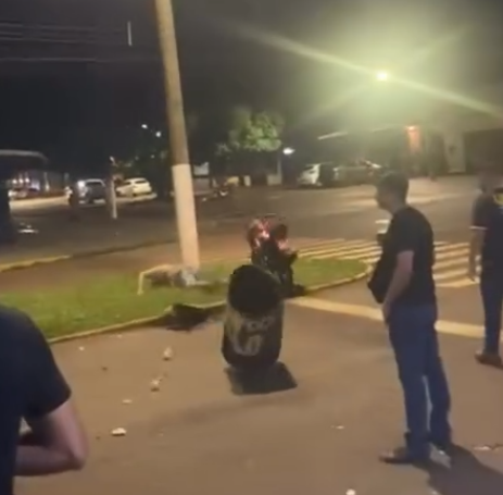 Segurança arremessa tambor de lixo contra motociclista; veja o vídeo