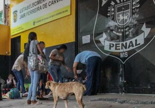 Com limite de 8 kg de comida por preso, “tensão” na fila da Máxima é a balança