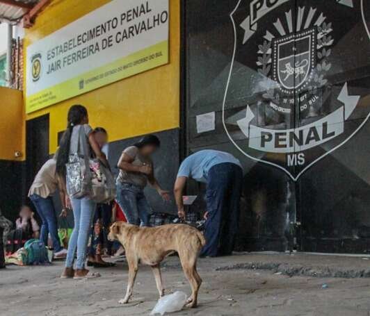 Com limite de 8 kg de comida por preso, “tensão” na fila da Máxima é a balança