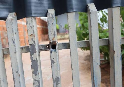 Muro e portão são atingidos por tiros após briga entre vizinhos no Zé Pereira