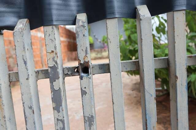 Muro e portão são atingidos por tiros após briga entre vizinhos no Zé Pereira