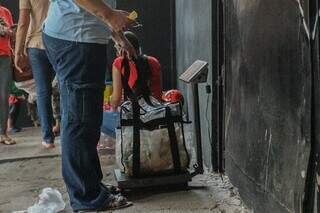 Com limite de 8 kg de comida por preso, “tensão” na fila da Máxima é a balança