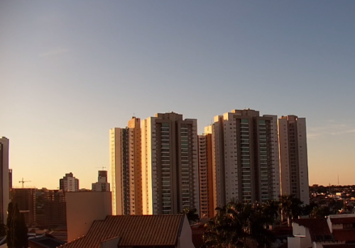 Segunda-feira será de calor e com chance de chuva isolada em MS