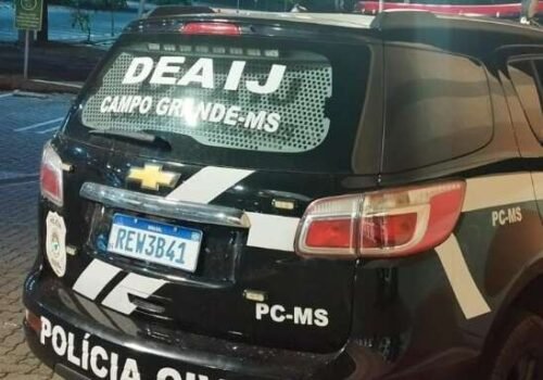 Adolescente é apreendido após disparar 14 vezes contra portão da ex-namorada