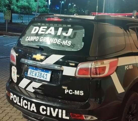 Adolescente é apreendido após disparar 14 vezes contra portão da ex-namorada