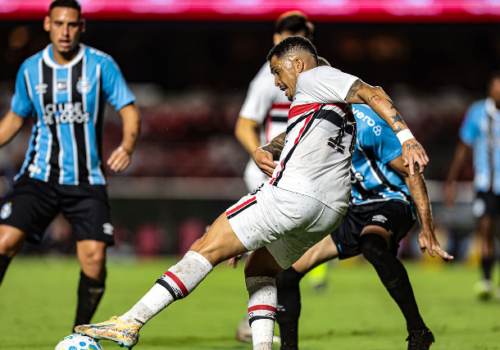 Luciano Juba decide para o Bahia e São Paulo bate Grêmio com dois gols